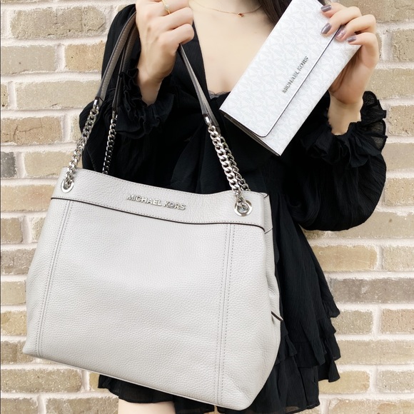 Michael Kors Handbags - SALE‼️‼️ 💕Michael kors Chain tote gray + wallet